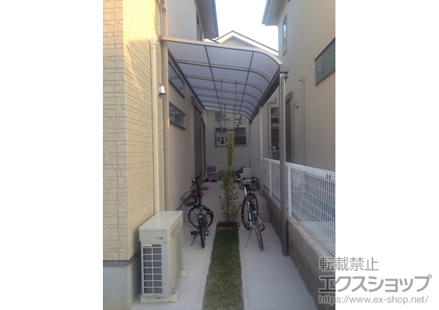 大阪府枚方市のLIXIL リクシル（トステム）のテラス屋根 ライザーテラスII R型 テラスタイプ 連棟 積雪〜20cm対応＋吊下げ物干し 標準 2本入＋【2Fベランダ用】壁付け物干し 標準 2本入 施工例