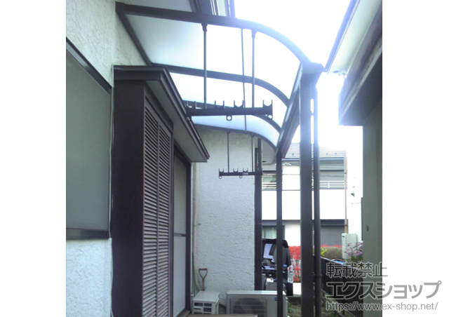 神奈川県横浜市のLIXIL リクシル（トステム）のテラス屋根 ライザーテラスII R型 テラスタイプ 単体 積雪〜20cm対応+T字物干し用竿掛け 施工例