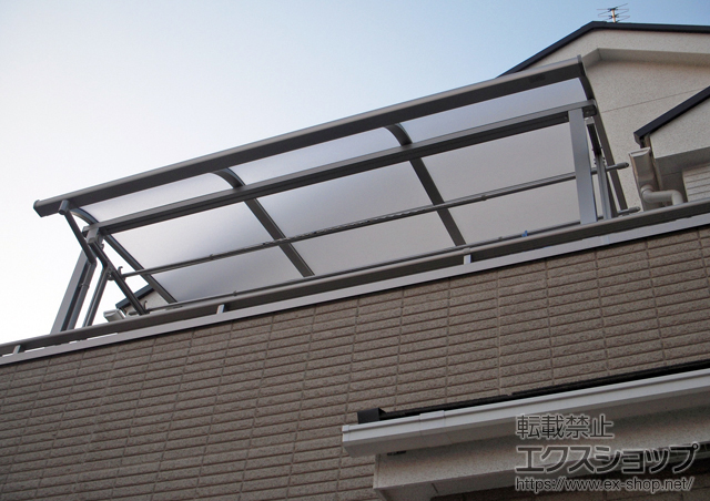 埼玉県川越市のLIXIL リクシル（トステム）のバルコニー・ベランダ屋根 ライザーテラスII R型 屋根タイプ 単体 積雪〜20cm対応 施工例