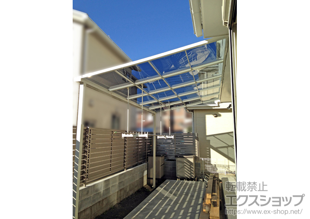 神奈川県茅ヶ崎市ののテラス屋根、カーポート ライザーテラスIIF型 テラスタイプ 単体 積雪〜20cm対応＋吊り下げ物干し　標準 　2本入 施工例