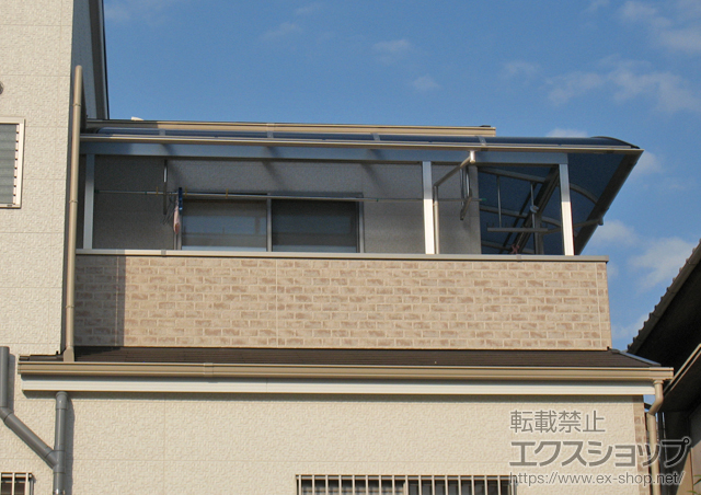 大阪府豊中市ののバルコニー・ベランダ屋根 ヴェクターテラス R型 屋根タイプ 単体 積雪〜20cm対応+吊下げ物干し 標準 2本入 施工例