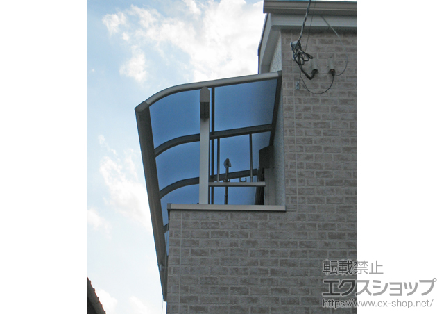 大阪府豊中市ののバルコニー・ベランダ屋根 ヴェクターテラス R型 屋根タイプ 多連結セット 積雪〜20cm対応+吊下げ物干し 標準 2本入 施工例