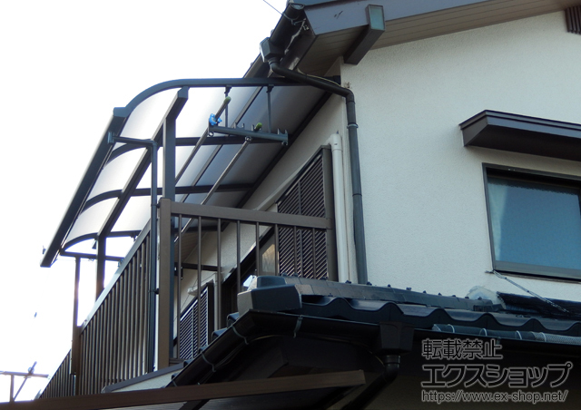 神奈川県相模原市のLIXIL リクシル（トステム）のバルコニー・ベランダ屋根 ライザーテラスII R型 屋根タイプ 単体 積雪〜20cm対応＋吊下げ物干し 標準 2本入 施工例