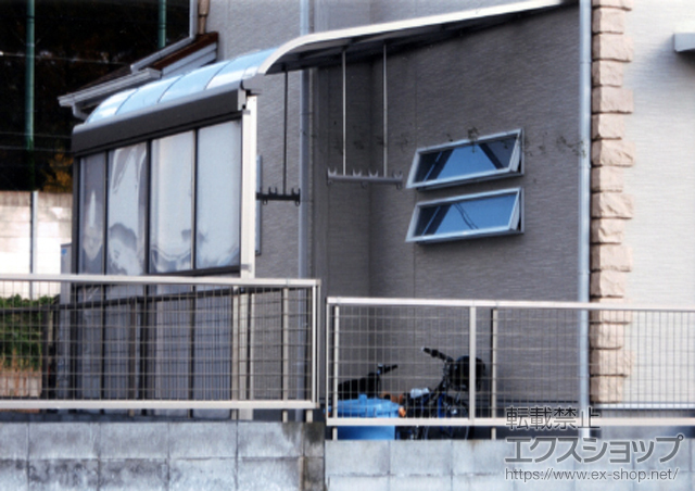 福岡県大野城市のLIXIL リクシル（トステム）のテラス屋根 ライザーテラスII R型 テラスタイプ 単体 積雪〜20cm対応＋吊り下げ式物干し　標準　2本入＋ライザーテラス?用　前面スクリーン　2段 施工例