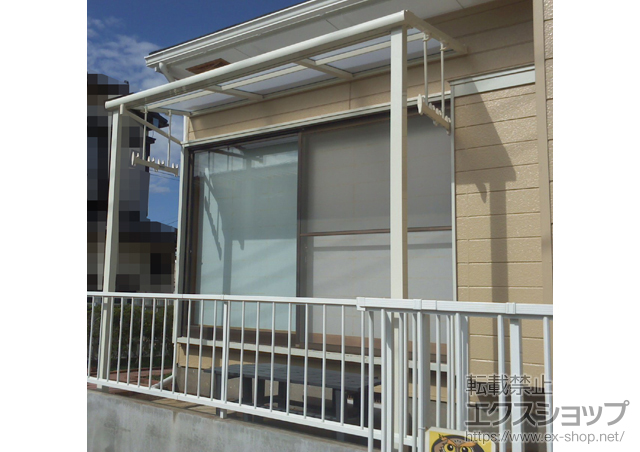千葉県千葉市のLIXIL リクシル（トステム）のテラス屋根 ライザーテラスII F型 テラスタイプ 単体 積雪〜20cm対応＋吊り下げ物干し 標準 2本入 施工例