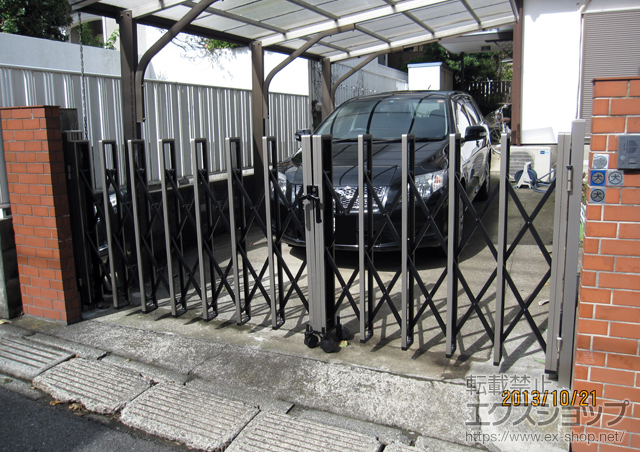 神奈川県茅ヶ崎市ののカーゲート トリップゲート PC型 ノンレール 両開き親子 31DO(13S+18M) 施工例