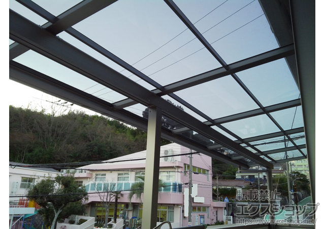 兵庫県神戸市のLIXIL リクシル（トステム）のバルコニー・ベランダ屋根 ライザーテラスII F型 屋根タイプ 連棟 積雪〜20cm対応＋壁付け物干し 標準 2本入 施工例