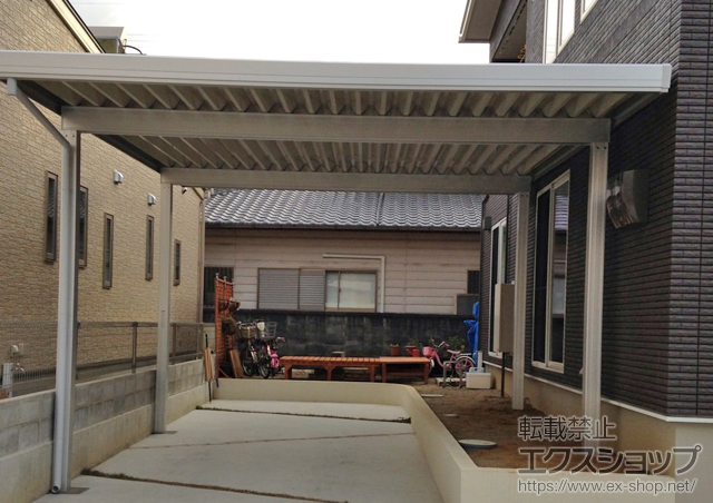 和歌山県紀の川市のLIXIL リクシル（トステム）のサイクルポート・駐輪場 テリオスポートIII 900 2台用 角柱4本仕様 積雪〜30cm対応 施工例