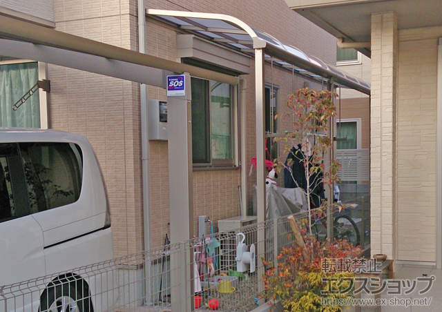 兵庫県加古郡播磨町のLIXIL リクシル（トステム）のテラス屋根 ライザーテラスII R型 テラスタイプ 三連棟 積雪〜20cm対応+吊り下げ物干し ロング 標準 2本入 施工例