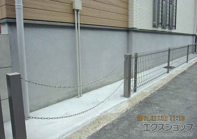 大阪府池田市のLIXIL リクシル(TOEX)のフェンス・柵・塀 ハイグリッドフェンスUF8型 フリーポールタイプ＋デザイナーズパーツ 柱材 施工例