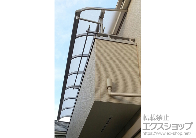 東京都東村山市ののバルコニー・ベランダ屋根 プレシオステラス R型 屋根タイプ 連棟 積雪〜20cm対応+吊り下げ物干し 標準 2本入 施工例