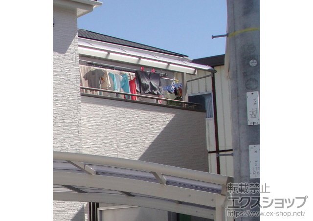 大阪府堺市ののバルコニー・ベランダ屋根 ヴェクターテラス R型 屋根タイプ 単体 積雪〜20cm対応＋吊り下げ式物干し　標準　2本入 施工例