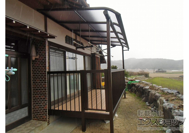 愛媛県北宇和郡鬼北町ののバルコニー・ベランダ屋根 ヴェクターテラス R型 バルコニーBC-X型専用屋根 単体 積雪〜20cm＋吊下げ物干し 標準 2本入 施工例
