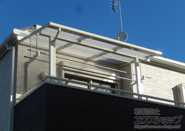 埼玉県さいたま市のLIXIL リクシル（トステム）のバルコニー・ベランダ屋根 ライザーテラスII F型 屋根タイプ 単体 積雪〜20cm対応＋吊り下げ物干し 標準 2本入り 施工例