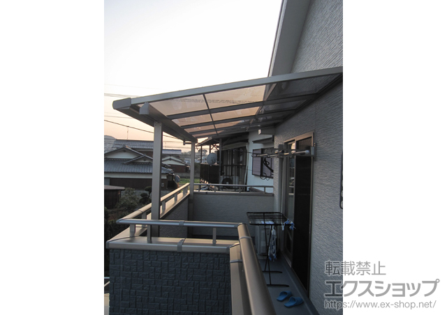 福岡県糟屋郡志免町のLIXIL リクシル（トステム）のバルコニー・ベランダ屋根 ライザーテラスII F型 屋根タイプ 単体 積雪〜20cm対応＋壁付け物干し　標準　2本入 施工例