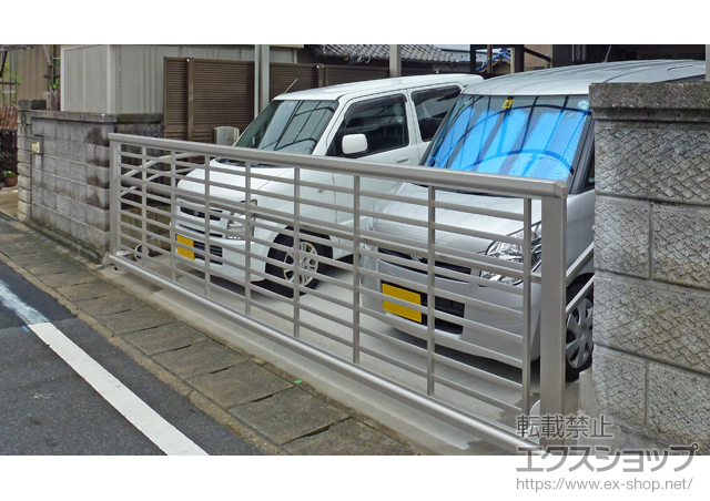 愛知県清須市ののカーゲート ルシアスアップゲートワイド 3型 横太格子 電動　51-12H 施工例