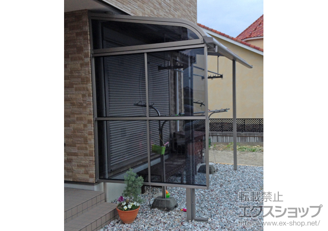 愛知県安城市のLIXIL リクシル（トステム）のテラス屋根 ライザーテラスII R型 テラスタイプ 単体 積雪〜20cm対応+吊り下げ物干し ロング 2本入+側面パネル 2段+側面ランマパネル R型 施工例