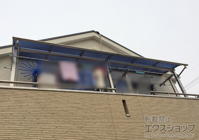 京都府綴喜郡宇治田原町ののバルコニー・ベランダ屋根 プレシオステラス R型 屋根タイプ 連棟 積雪〜20cm対応+吊り下げ式物干し 標準 2本入り 施工例