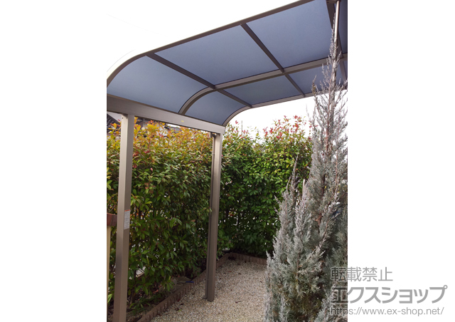 佐賀県鳥栖市のLIXIL リクシル（トステム）のテラス屋根 ライザーテラスII R型 テラスタイプ 単体 積雪〜20cm対応＋吊り下げ物干し ロング 2本入 施工例