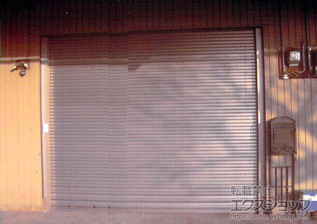 滋賀県東近江市のLIXIL リクシル（トステム）のガレージシャッター ガレージシャッタークワトロ 電動式 内部付タイプ 施工例