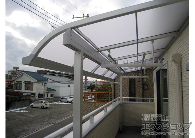 埼玉県朝霞市のLIXIL リクシル（トステム）のバルコニー・ベランダ屋根 ライザーテラスII R型 屋根タイプ 単体 積雪〜20cm対応＋吊り下げ物干し 標準 ワイドタイプ 2本入 施工例