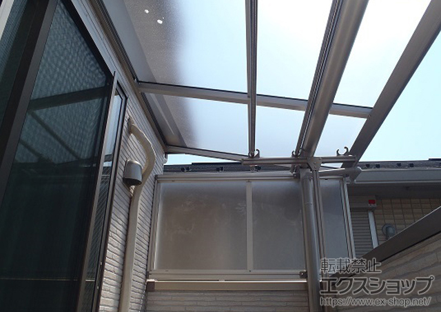 東京都武蔵村山市ののバルコニー・ベランダ屋根 ヴェクターテラス F型 屋根タイプ 単体 積雪〜20cm対応+側面パネル（片面のみ） 施工例