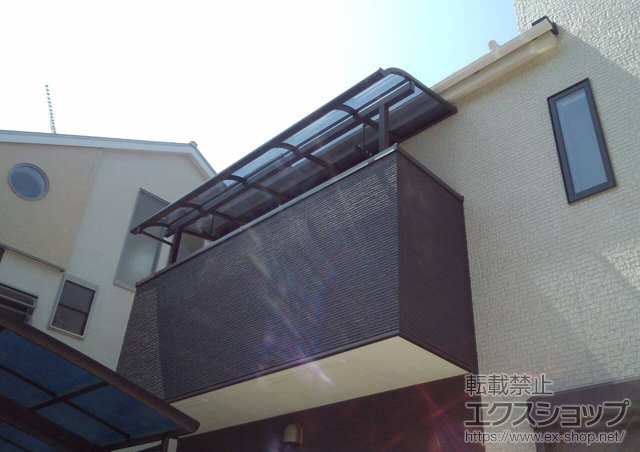 兵庫県伊丹市のLIXIL リクシル（トステム）のバルコニー・ベランダ屋根 ライザーテラスII R型 屋根タイプ 単体 積雪〜20cm対応 施工例