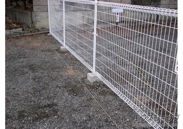 長野県松本市ののフェンス・柵 メッシュフェンス M0 間仕切り柱タイプ 施工例