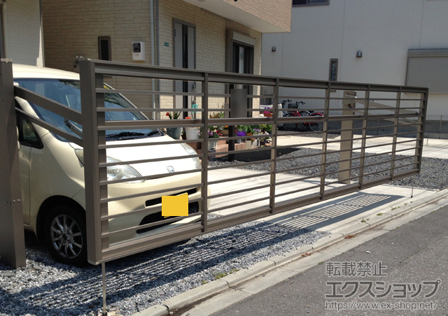 埼玉県草加市ののカーゲート ワイドオーバードアS1型 電動式＋ロング接地ストッパー+100mm（1本入）×2セット 施工例