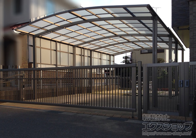 千葉県成田市のLIXIL リクシル（トステム）のカーポート カーブポートシグマIII ワイド 縦連棟 積雪〜20cm対応+カーブポートシグマ?ワイド　サイドパネル+屋根材ホルダー+収納式物干し　標準　2本入り 施工例