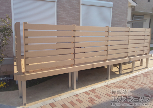 兵庫県尼崎市ののウッドデッキ リウッドデッキ200＋独立式リウッドステップ2型＋リウッドデッキフェンス 3型 横スリット＋リウッドデッキ門扉3型 施工例