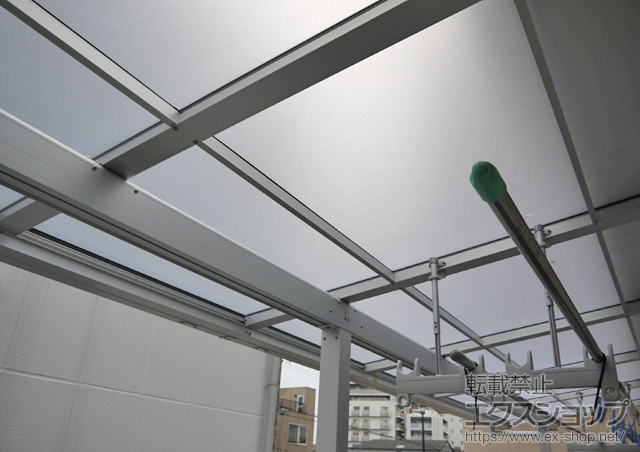 兵庫県伊丹市のLIXIL リクシル（トステム）のバルコニー・ベランダ屋根 ライザーテラスII F型 屋根タイプ 連棟 積雪〜20cm対応 施工例