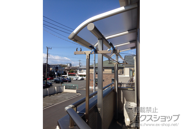 東京都三鷹市ののバルコニー・ベランダ屋根 ヴェクターテラス R型 屋根タイプ 単体 積雪〜20cm対応＋壁付け物干し 標準タイプ 2本入 施工例