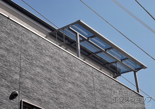 兵庫県神戸市のLIXIL リクシル（トステム）のバルコニー・ベランダ屋根 ライザーテラスII F型  ビューステージHスタイル 屋根置き式用 単体 積雪〜20cm対応+吊下げ物干し 標準 2本入 施工例