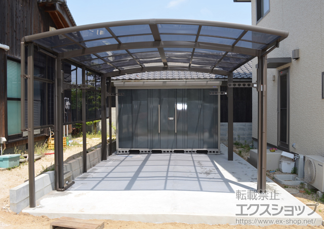 岡山県倉敷市のLIXIL リクシル（トステム）のカーポート カーブポートシグマIII ワイド 積雪〜20cm対応+収納式物干し 標準タイプ 2本入+【片側】カーブポートシグマ? サイドパネル 2段 施工例