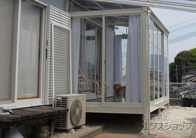 福岡県福岡市のLIXIL リクシル（トステム）のテラス囲い・サンルーム ほせるんですII F型 床納まり ランマ無 積雪〜20cm対応＋カーテンレールセット(ダブル用)6尺×1/吊下げ物干し 標準 2本入×1 施工例