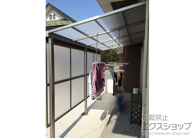 栃木県那須塩原市のLIXIL リクシル（トステム）のテラス屋根 ライザーテラスII F型 テラスタイプ 単体 積雪〜20cm対応＋吊り下げ物干し ロング ワイドタイプ 2本入＋前面スクリーン2段 施工例