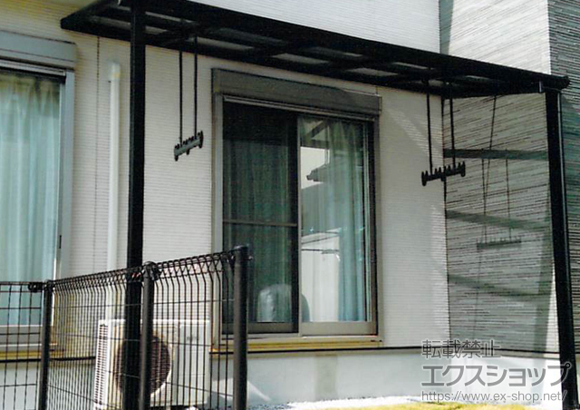 栃木県真岡市のLIXIL リクシル（トステム）のテラス屋根 パワーアルファ F型 テラスタイプ 単体 積雪〜30cm対応＋吊り下げ物干し ロング 2本入 施工例