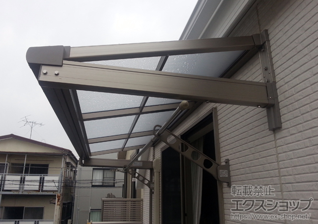 東京都大田区のLIXIL リクシル（トステム）のバルコニー・ベランダ屋根 ライザーテラスII F型 ルーフタイプ 単体 積雪〜20cm対応＋壁付け物干し 標準 2本入 施工例