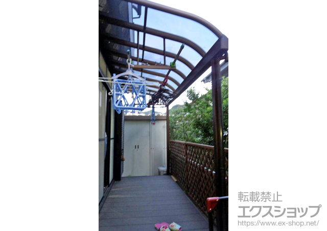 東京都八王子市ののテラス屋根 プレシオステラス R型 1500 テラスタイプ 単体 積雪〜50cm対応＋吊り下げ物干し 標準 2本入 施工例