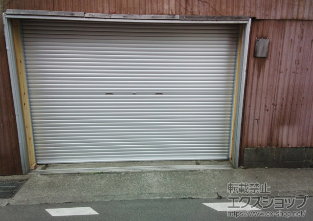 神奈川県逗子市のLIXIL リクシル（トステム）のガレージシャッター ガレージシャッタークワトロ 手動式 内部付タイプ 施工例