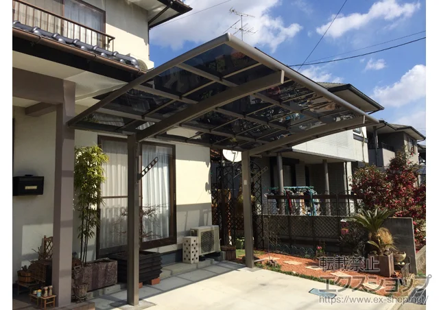 岡山県倉敷市のLIXIL リクシル（トステム）のカーポート カーブポートシグマIII 積雪～20cm対応＋収納式物干し　標準2本入 施工例