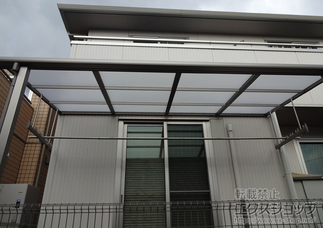 高知県南国市のLIXIL リクシル（トステム）のテラス屋根 ライザーテラスII F型 テラスタイプ 単体 積雪〜20cm対応+吊り下げ物干し ワイド 2本入 施工例