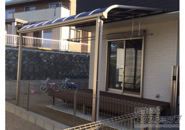 佐賀県三養基郡基山町ののテラス屋根 ヴェクターテラス R型 テラスタイプ 単体 積雪〜20cm対応＋吊り下げ物干し 標準2本入り 施工例