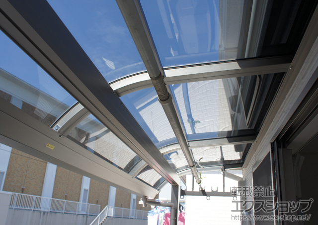 東京都江戸川区のLIXIL リクシル（トステム）のバルコニー・ベランダ屋根 ライザーテラスII R型 屋根タイプ 単体 積雪〜20cm対応＋吊り下げ物干し 標準 2本入 施工例