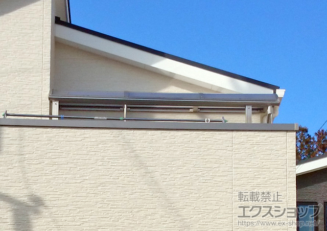 大阪府吹田市ののテラス屋根 プレシオステラス R型 屋根タイプ 単体 積雪〜20cm対応＋吊り下げ式物干し 標準 2本入 施工例