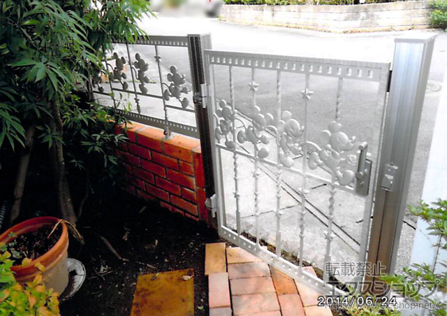 宮崎県宮崎市のLIXIL リクシル(新日軽)の門扉 ディズニー門扉ミッキーC型 片開き　角門柱式 施工例