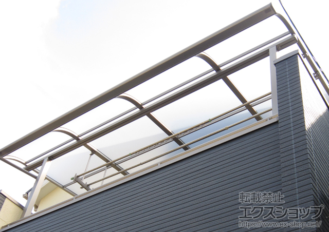 大阪府吹田市のLIXIL リクシル（トステム）のバルコニー・ベランダ屋根 ライザーテラスII R型 屋根タイプ 単体 積雪〜20cm対応+吊り下げ物干し 標準 2本入 施工例