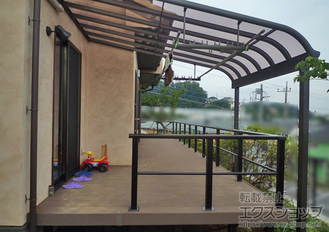 東京都町田市のLIXIL リクシル（トステム）のテラス屋根 パワーアルファ RB型 テラスタイプ 単体 積雪〜30cm対応＋吊り下げ物干し ワイド 標準2本入り 施工例