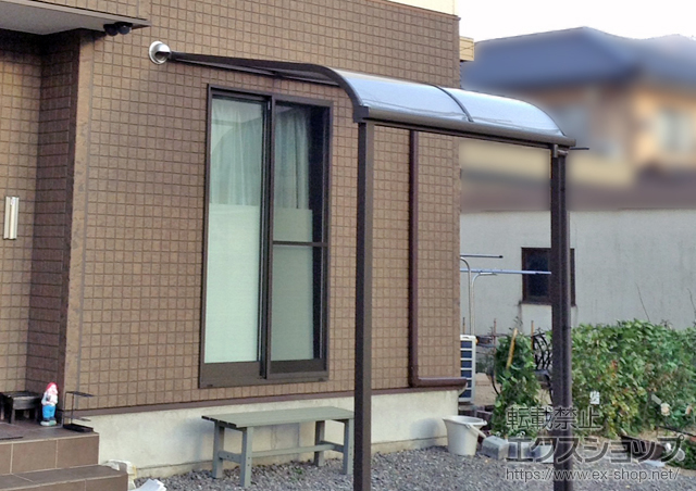 兵庫県養父市のLIXIL リクシル（トステム）のテラス屋根 ライザーテラスII R型 1500 テラスタイプ 単体 積雪〜50cm対応＋壁付け物干し 標準 2本入 施工例